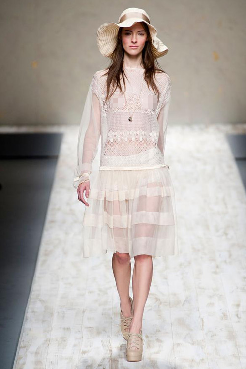 Mặc xuyên thấu đẹp và không phản cảm - 13