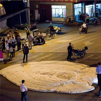 Phi thường - kỳ quặc - Đám bọt mùi hôi thối gây hoang mang ở Trung Quốc