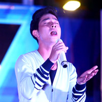 Bạn trẻ - Cuộc sống - Chàng "bánh giò" khoe giọng hát ở Hà Nội