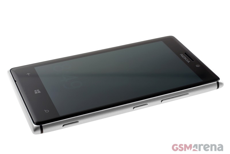 Nokia Lumia 925 được trang bị màn hình OLED 4.5 inch với độ phân giải lên đến 1280 x 768 pixel tốt hơn so với màn hình AMOLED công nghệ ClearBlack và Gorilla Glass 2, bộ vi xử lí lõi kép tốc độ 1.5GHz, với 1GB RAM và bộ nhớ trong là 16GB, không hỗ trợ khe cắm thẻ nhớ microSD.