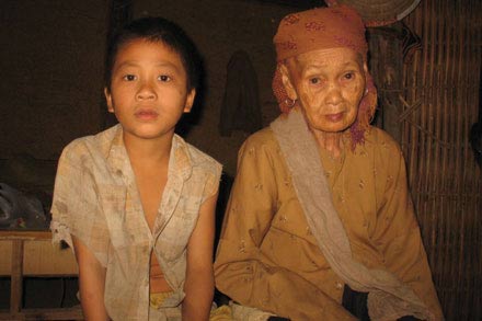 Phận đời "bóng hồng lang bạt" bị xâm hại - 2