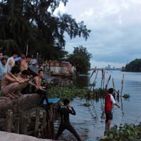 Tin tức trong ngày - Đang thay đồ té xuống kênh mất tích