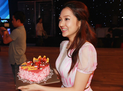 Bảo Anh bất ngờ mừng sinh nhật bạn nhảy - 3