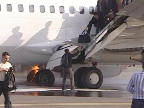 Nga: Máy bay vừa hạ cánh vừa cháy - 1