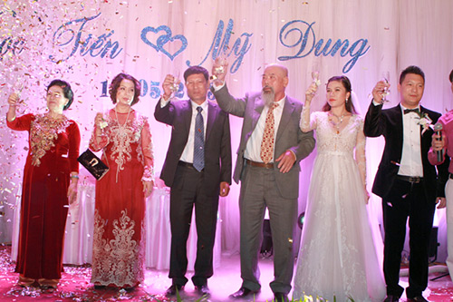 Mỹ Dung mang bầu vẫn làm cô dâu xinh - 3