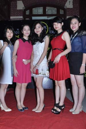 Trò 12 đẹp lung linh tại lễ trưởng thành - 15