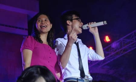 Trò 12 đẹp lung linh tại lễ trưởng thành - 2