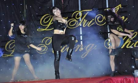 Trò 12 đẹp lung linh tại lễ trưởng thành - 5