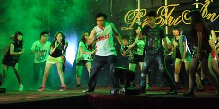 Trò 12 đẹp lung linh tại lễ trưởng thành - 6