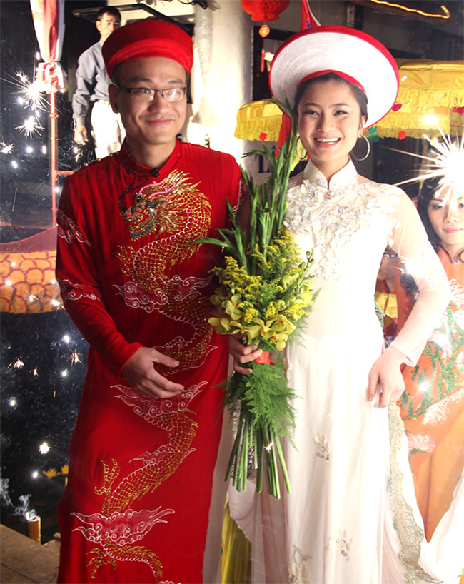 Người đẹp cùng chồng rạng rỡ trong ngày cưới theo nghi thức truyền thống