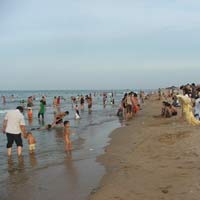 Tin tức trong ngày - Tắm biển, 2 học sinh chết đuối