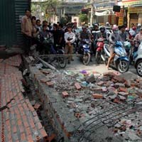 Tin tức trong ngày - Gió lớn làm đổ tường, 4 người thương vong