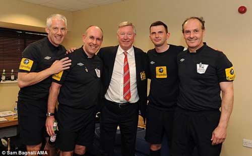 Trọng tài xếp hàng xin chữ ký Sir Alex - 2