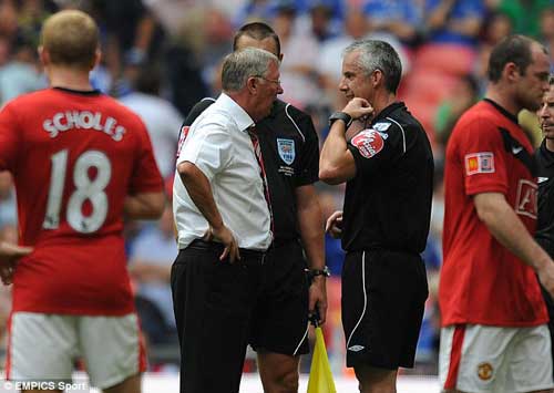 Trọng tài xếp hàng xin chữ ký Sir Alex - 4