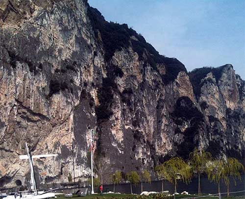 Chết hụt khi nhảy từ độ cao 300m - 3