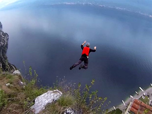 Chết hụt khi nhảy từ độ cao 300m - 5