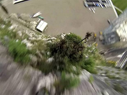 Chết hụt khi nhảy từ độ cao 300m - 4