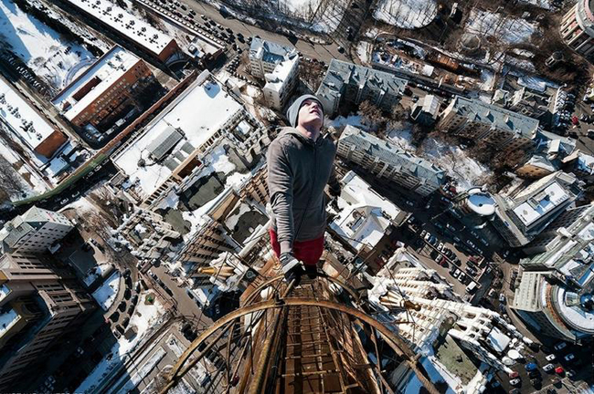 Chàng trai 26 tuổi người Ukraine này thừa tự tin để làm những động tác khiến người khác lạnh sống lưng ở độ cao cả trăm mét này.