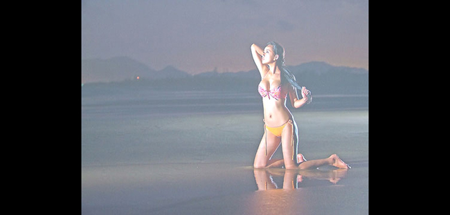 
Trong trang phục hai mảnh, Hoa hậu Việt Nam 2006 để lộ đôi chân dài miên man, vòng eo nhỏ và bộ ngực tròn đầy từng khiến dư luận nghi ngờ có sự can thiệp của dao kéo.
