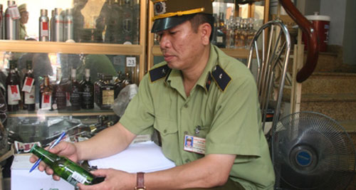 Bia lậu rầm rập tuồn về Việt Nam - 1