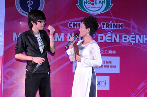 Bùi Anh Tuấn gây xúc động tại quê Bác - 5