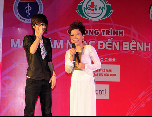 Bùi Anh Tuấn gây xúc động tại quê Bác - 6