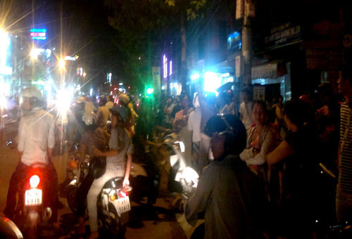 Dân trèo sập cổng bệnh viện để thoát thân - 2