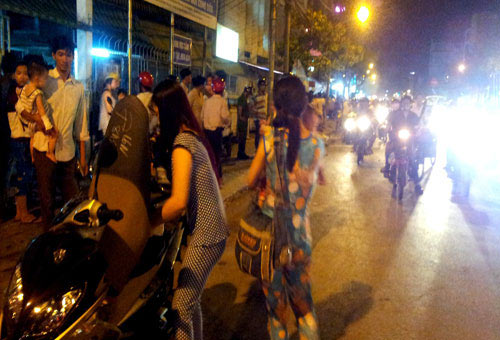 Dân trèo sập cổng bệnh viện để thoát thân - 3