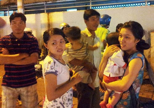 Dân trèo sập cổng bệnh viện để thoát thân - 4