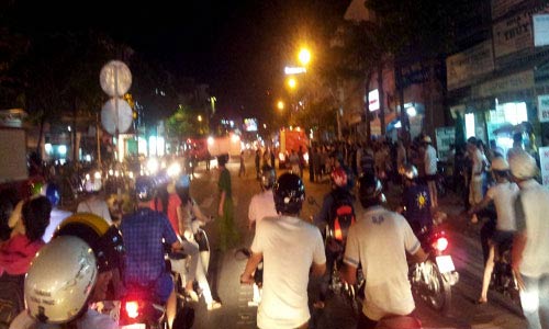 Dân trèo sập cổng bệnh viện để thoát thân - 5