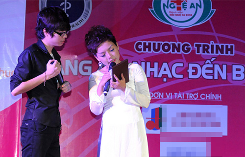 Bùi Anh Tuấn gây xúc động tại quê Bác - 7