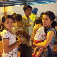 Tin tức trong ngày - Dân trèo sập cổng bệnh viện để thoát thân