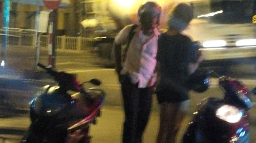 Nhộn nhịp “chợ tình” quý bà ở phố Tây - 3