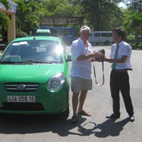 Tin tức trong ngày - Tài xế taxi trả lại 50 triệu cho khách Tây