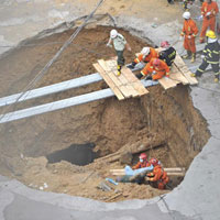 Tin tức trong ngày - Hố tử thần “nuốt chửng” 5 người ở TQ