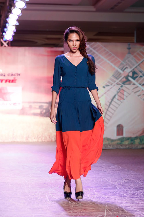 Trương Thị May bế thỏ cưng lên sàn diễn - 8