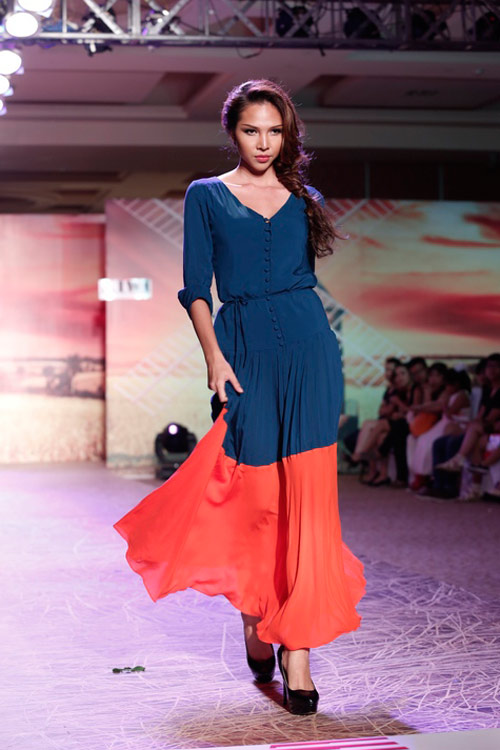 Trương Thị May bế thỏ cưng lên sàn diễn - 7