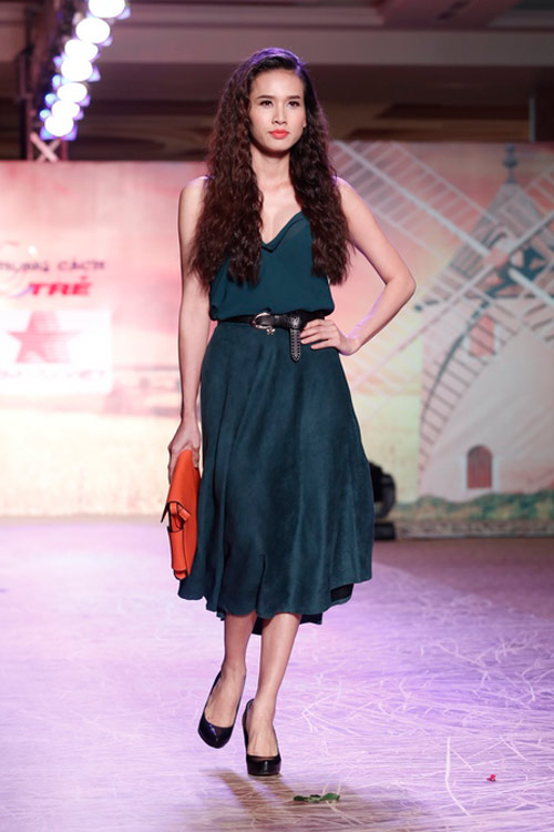 Trương Thị May bế thỏ cưng lên sàn diễn - 10