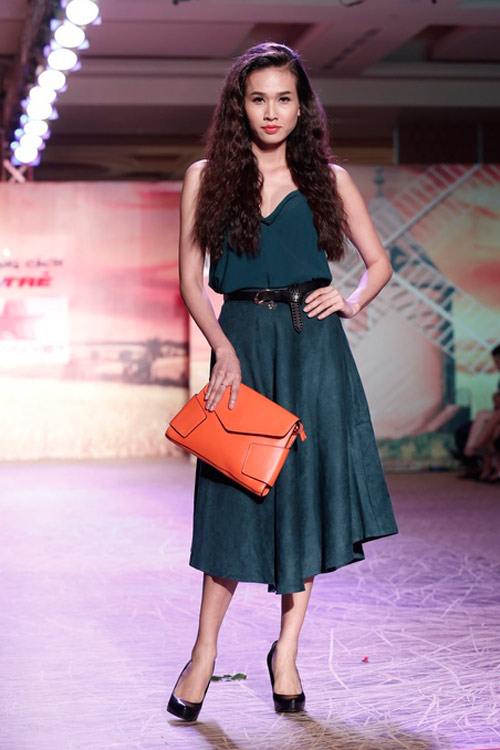 Trương Thị May bế thỏ cưng lên sàn diễn - 11