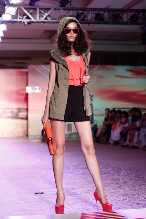 Trương Thị May bế thỏ cưng lên sàn diễn - 3