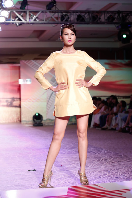 Trương Thị May bế thỏ cưng lên sàn diễn - 9