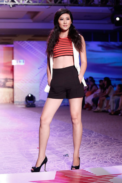 Trương Thị May bế thỏ cưng lên sàn diễn - 4