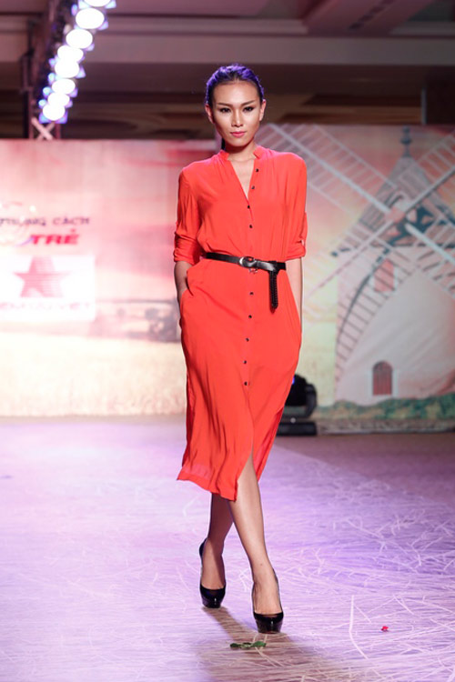 Trương Thị May bế thỏ cưng lên sàn diễn - 6