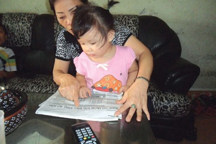 Bé gái 2 tuổi ở Hà Nội đọc báo trôi chảy - 1