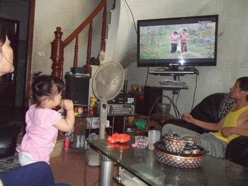 Bé gái 2 tuổi ở Hà Nội đọc báo trôi chảy - 2