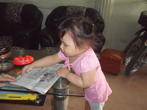 Bé gái 2 tuổi ở Hà Nội đọc báo trôi chảy - 3