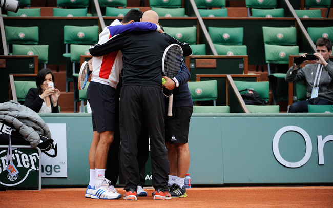 Djokovic cũng đội ngũ huấn luyện cầu nguyện trước khi bước vào buổi tập. Một “nghi lễ” thường diễn ra để cầu mong chiến thắng.
