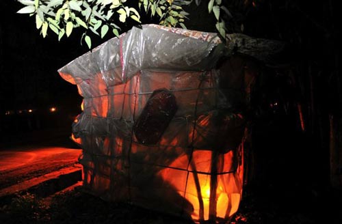 Người đàn ông “gánh” nhà trên vai - 4