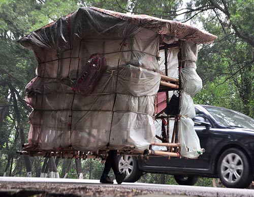 Người đàn ông “gánh” nhà trên vai - 3