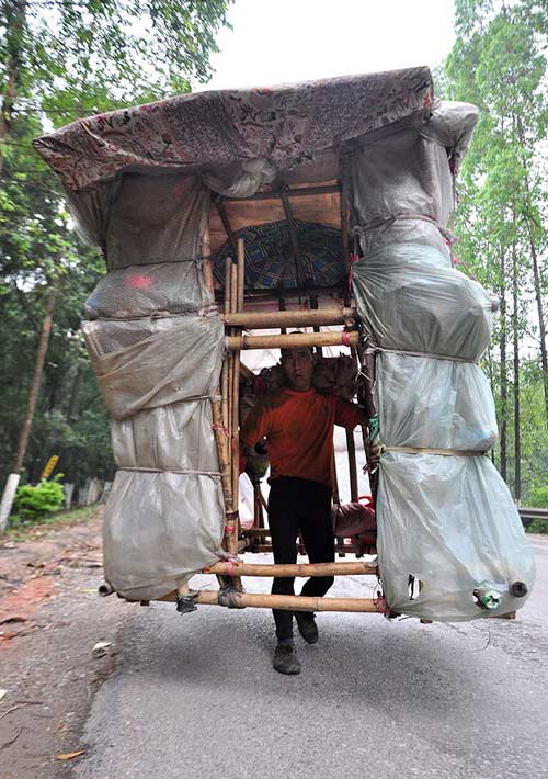 Người đàn ông “gánh” nhà trên vai - 2